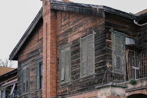 A rustic timbered house with wooden shutters and a tiled roof in İstanbul, showcasing traditional architecture.
Foto von Murat Ak